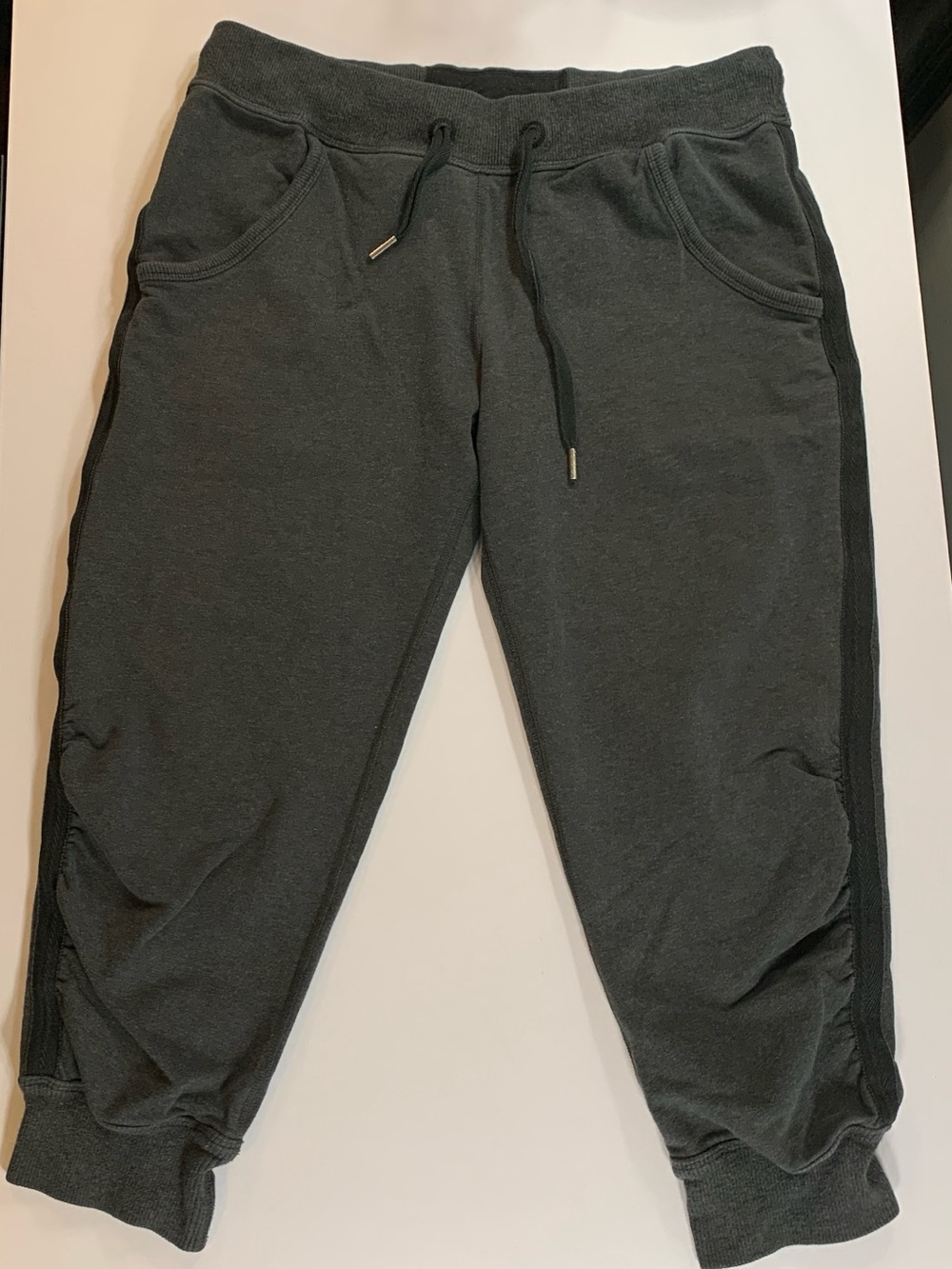 Lululemon Capri Sweats Women’s Size 6 Grey Black Side Stripe Logo Ruched Yoga